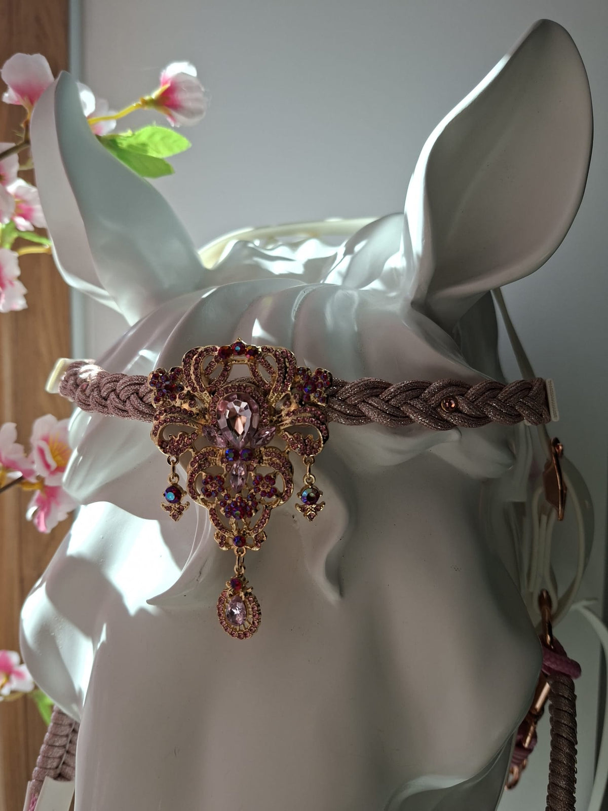 Frontal pour cheval sur mesure en BioThane® et paracorde avec un ornement luxueux et des strass roses.