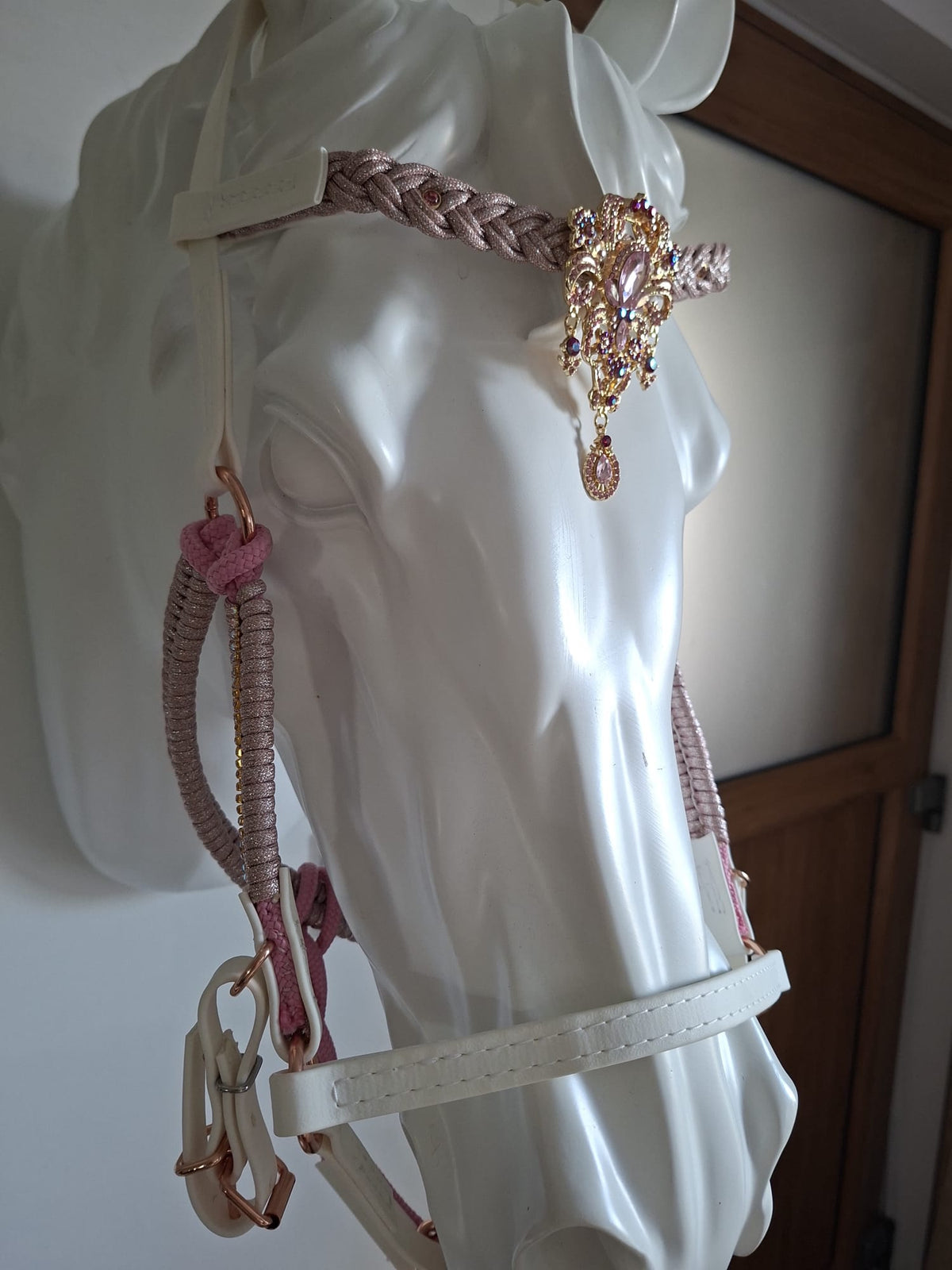 Frontal pour cheval sur mesure en BioThane® et paracorde avec un ornement luxueux et des strass roses.