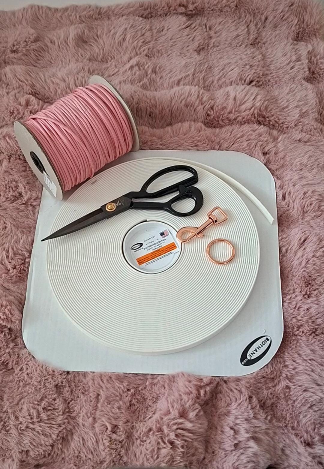 Frontal pour cheval sur mesure en BioThane® et paracorde avec un ornement luxueux et des strass roses.
